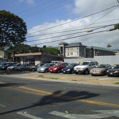 Un lote chico con pocas vehículos en venta