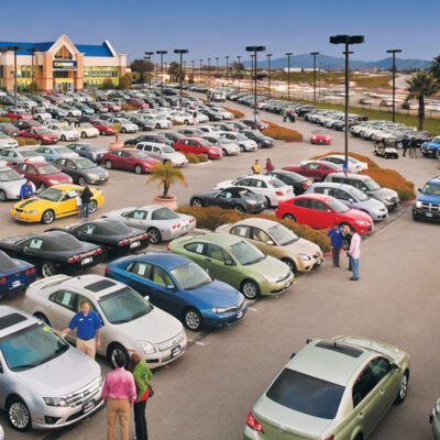 Un lote grande con muchos carros en venta de todos las marcas.